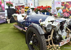 Stefan Laridon, managing director van Hortinno, in de Hortinno wagon van de FlowerTrials. De wagen had precies dezelfde kleur blauw als de potten die zij gebruiken.